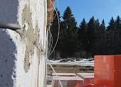 В процессе кладки стен в газобетон монтируются закладные из нержавеющей проволоки для дальнейшей связки с облицовочным кирпичем.