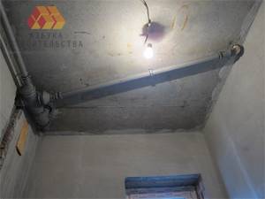Разводка труб канализации под потолком