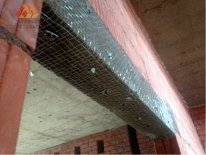 Набивка сетки на бетонной перемычке