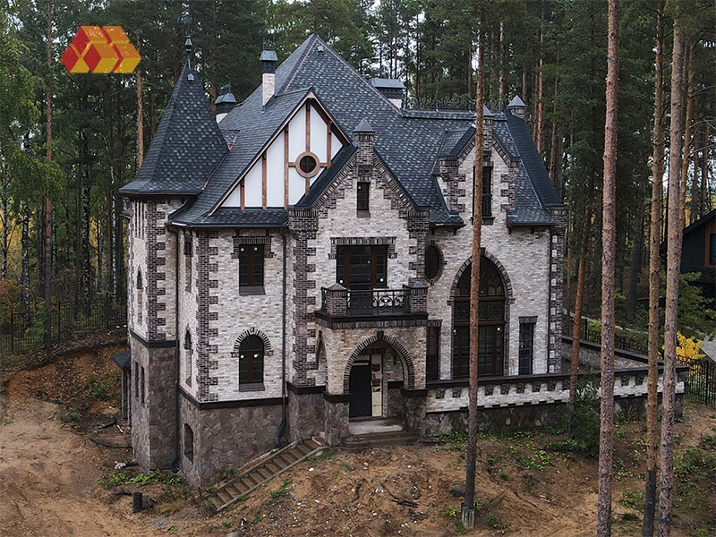 дом в замковом стиле 
