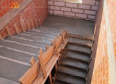 Выполнено бетонирование лестницы второго этажа