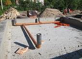 Перед обратной засыпкой песком произведена разводка канализационных труб (диаметром 160 мм) в цоколе