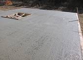 Плита залита, теперь для предотвращения появления трещин ее поверхность необходимо периодически увлажнять. Для набора прочности бетона необходимо выждать.