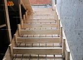 Связан арматурный каркас лестницы