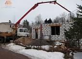 Подача бетононасоса для замоноличивания перекрытия первого этажа