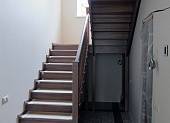 Оттенок лестницы подобран дизайнером в сочетании с плиткой на полу