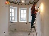 Ошкуривание стен с использованием дополнительной подсветки помогает лучше выявить неровности