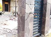Выполнена облицовка кирпичных столбов забора натуральным камнем - декоративный лемезит (рваный край)