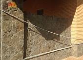 Каменная перегородка террасы с расшивкой швов