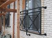 Cмонтированы металлические кованные изделия французских балконов