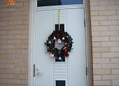 Декоративный рождественский венок на дверь порадует гостей своим праздничным видом.