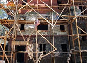 Облицовочная кладка над оконными проемами первого этажа