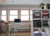 Рабочее пространство хозяина дома удобно зонировано и хорошо освещено, что располагает к работе.