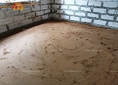 Обратная засыпка песком в помещениях первого этажа